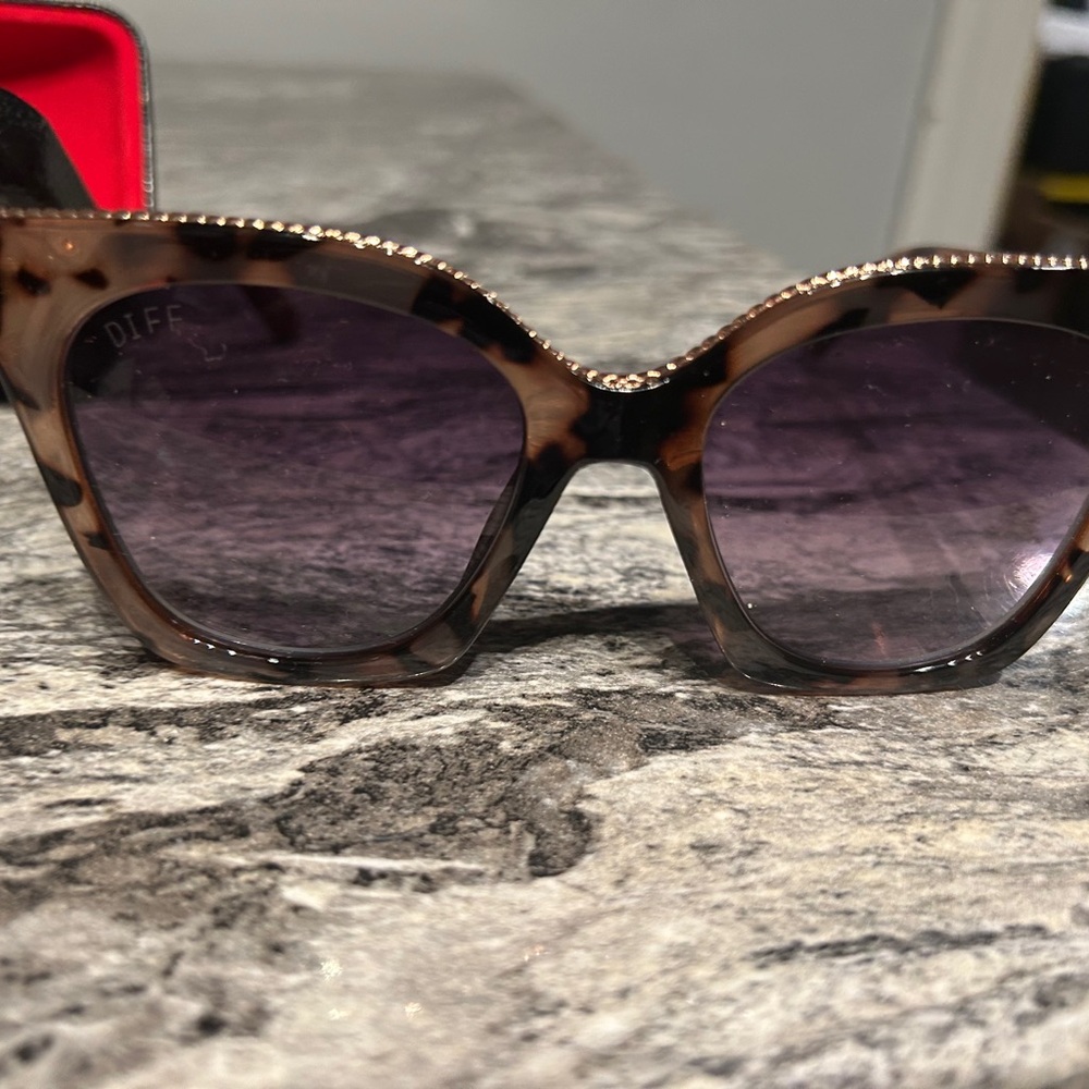 Diff Eyewear Brown and Black Sunglasses with Tortoiseshell Design - Picture 2 of 15
